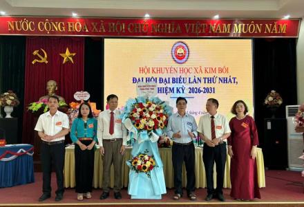 Đồng chí Đinh Văn Ổn, Phó Chủ tịch Hội Khuyến học tỉnh phát biểu và tặng hoa chúc mừng Đại hội