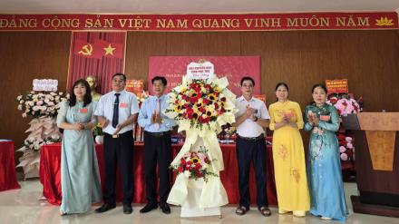 Lãnh đạo Hội Khuyến học tỉnh Phú Thọ tặng hoa chúc mừng Đại hội.