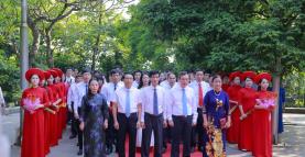 Lãnh đạo Sở Giáo dục và Đào tạo, Hội Khuyến học tỉnh cùng đại diện giáo viên, học sinh có thành tích xuất sắc dự dâng hương
