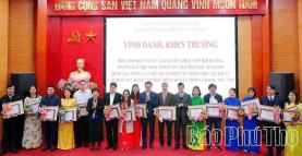 Lãnh đạo Sở Giáo dục và Đào tạo, Hội Khuyến học tỉnh, Ngân hàng Lộc Phát trao quà tặng các giáo viên trực tiếp tham gia bồi dưỡng, hướng dẫn học sinh.