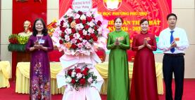 Lãnh đạo Hội Khuyến học tỉnh tặng hoa chúc mừng Đại hội