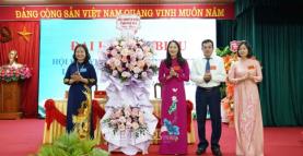 Đồng chí Đỗ Thị Thu Hồng, Phó Chủ tịch HKH tỉnh tặng hoa chúc mừng đại hội