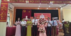 Đồng chí Đinh Văn Ổn, Phó Chủ tịch HKH tỉnh tặng hoa chúc mừng đại hội