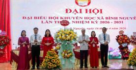 Đồng chí Trần Văn Thúy, Phó chủ tịch Hội khuyến học tỉnh tặng hoa chúc mừng đại hội
