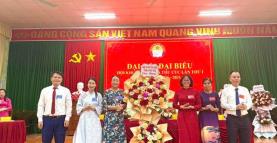 Nhà giáo ưu tú Nguyễn Thị Thành Chung, Phó Chủ tịch Hội Khuyến học tỉnh tặng hoa chúc mừng đại hội