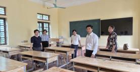 Ảnh: Đoàn thẩm định phòng máy tính tại Trường THPT Trung Nghĩa