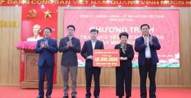 Đồng chí Trần Duy Đông - Chủ tịch UBND tỉnh và lãnh đạo Hội Khuyến học tỉnh tặng quà cho Quỹ Khuyến học xã Tân Mai nhân dịp Tết Bính Ngọ 2026.