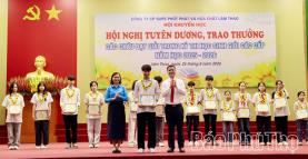 Các đồng chí lãnh đạo Công ty CP Supe Phốt phát và Hóa chất Lâm Thao, Công đoàn Công nghiệp Hóa chất Việt Nam trao thưởng cho các học sinh giỏi các cấp.