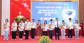 Bà Nguyễn Thị Oanh - UVTW Hội Khuyến học Việt Nam, chủ tịch Hội Khuyến học tỉnh trao thưởng cho học sinh có thành tích xuất sắc năm học 2025-2026