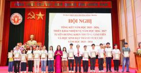 Đồng chí Đỗ Thị Thu Hồng - Phó Chủ tịch Hội Khuyến học tỉnh Phú Thọ trao thưởng cho các cháu có thành tích xuất sắc năm học 2025-2026