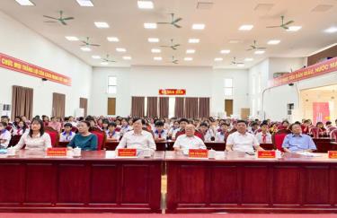Các đại biểu đại diện lãnh đạo xã Vân Bán và Ban Sáng lập Học bổng Khuyến học Làng Vân tham dự Chương trình