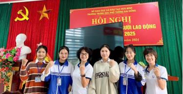 Ảnh: Bà Phạm Minh An ( thứ 3 từ trái sang) thăm học sinh tại trường THPT Đại Đồng, huyện Lạc Sơn