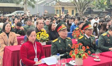 Ảnh: Các đại biểu và Học sinh tại buổi ngoại khoá