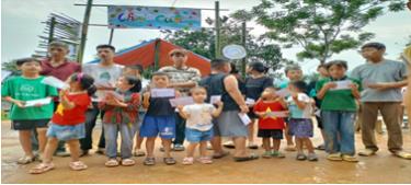 Ảnh: Ban Khuyến học dòng họ trao thưởng cho học sinh vào dịp tết Trung thu

