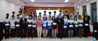 Ảnh: Lãnh đạo Hội Khuyến học tỉnh Phú Thọ trao học bổng cho học sinh có hoàn cảnh khó khăn, vượt khó đạt thành tích trong học tập.
