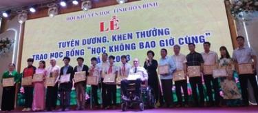 Ảnh: Đồng chí Nguyễn Phi Long, Ủy viên dự khuyết BCH T.Ư Đảng, Bí thư Tỉnh ủy và đồng chí Nguyễn Thị Oanh, Chủ tịch Hội Khuyến học tỉnh trao Giấy chứng nhận và học bổng cho các gương điển hình năm 2023