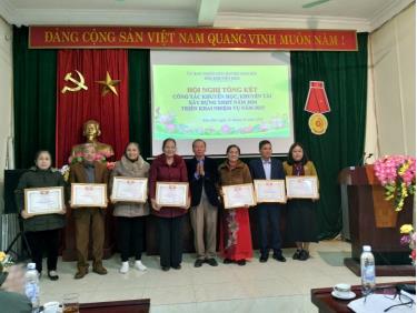 Đồng chí Lê Công Lương, Chủ tịch HKH huyện trao giấy khen của Hội Khuyến học huyện cho các tập thể có thành tích xuất sắc trong năm 2024.
