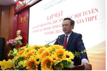 Ông Trịnh Thế Truyền - Tỉnh ủy viên, Giám đốc Sở GD&ĐT phát biểu động viên thầy và trò trong các đội tuyển thi HSG quốc gia năm học 2025-2026