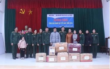 Ảnh: Đoàn trao quà cho các em trường TH&THCSS Yên Thượng, 
xã Thạch Yên.
