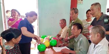 Ảnh: Cán bộ, người dân xã Tây Phong (Cao Phong) tham gia ngày hội mổ lợn nhựa khuyến học.