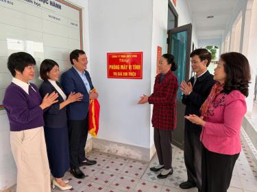 Ông Phùng Quốc Lập, Phó giám đốc Sở Giáo dục và Đào tạo tỉnh, lãnh đạo, cán bộ Công ty TNHH JNTC Vina, lãnh đạo Hội Khuyến học tỉnh bàn giao phòng máy tính cho Ban Giám hiệu trường THPT Hùng Vương