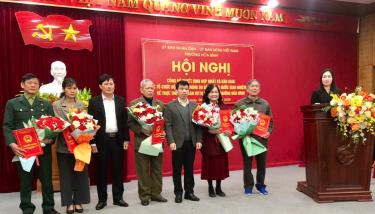 Lãnh đạo phường Hòa Bình trao Quyết định thành lập, hợp nhất cho Hội Khuyến học