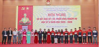 Phó Chủ tịch UBND tỉnh Nguyễn Khắc Hiếu và lãnh đạo Sở GD&ĐT khen thưởng các giáo viên bồi dưỡng và học sinh đạt giải Nhất tại kỳ thi chọn học sinh giỏi quốc gia, năm học 2025 – 2026.