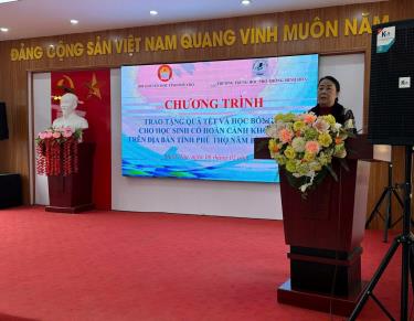 Bà Nguyễn Thị Thành Chung, Phó Chủ tịch Hội Khuyến học tỉnh Phú Thọ
phát biểu tại chương trình tặng quà tết.
