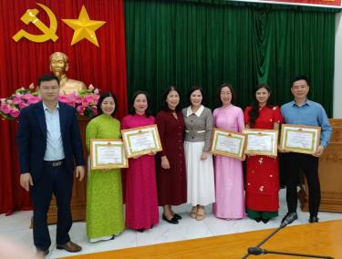 Lãnh đạo phòng Văn hóa – Xã hội, Hội Khuyến học xã Bình Nguyên động viên và thưởng nóng các giáo viên đạt thành tích tại Hội thi Giáo viên dạy giỏi cấp xã khối Trung học cơ sở năm học 2025–2026