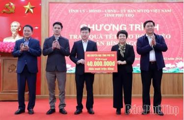 Đồng chí Chủ tịch UBND tỉnh Trần Duy Đông và các đại biểu tặng quà của Hội Khuyến học tỉnh cho Quỹ Khuyến học xã Tân Mai.