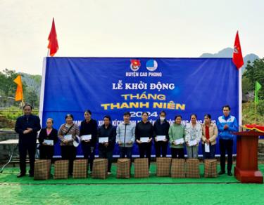 Ông Bùi Hoài Nhi- Phó Chủ tịch UBND huyện Cao Phong tặng quà cho nhân dân xã Thung Nai