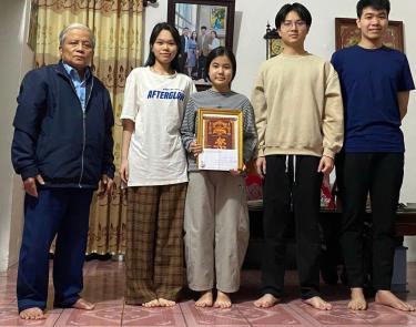 Ông Tô Kim Canh – Chi hội trưởng Chi hội Khuyến học thôn Thắng Lợi trao tặng ấn phẩm khuyến học cùng phần quà đầu Xuân cho gia đình ông bà Quý Ngân

