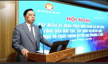 Phó Chủ tịch kiêm Tổng Thư ký Trung ương Hội Khuyến học Việt Nam Lê Mạnh Hùng chủ trì và phát biểu khai mạc hội nghị.