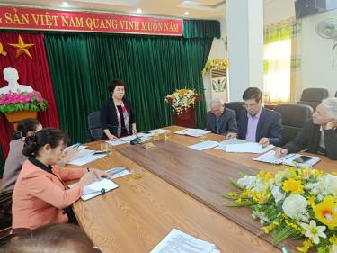 Bà Nguyễn Thị Oanh, Chủ tịch Hội Khuyến học tỉnh chủ trì cuộc họp