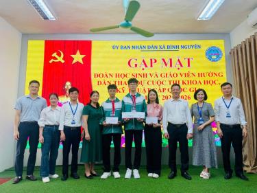 Lãnh đạo UBND xã, Hội Khuyến học xã động viên và trao thưởng cho học sinh và giáo viên hướng dẫn tham dự Cuộc thi KHKT cấp quốc gia năm học 2025 – 2026 tại Trường THCS Lý Tự Trọng