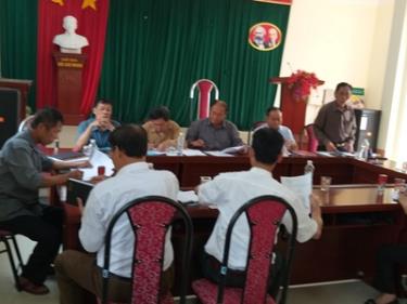 Ảnh : Ông Hà Việt Thùa, Chủ tịch HKH huyện phát biểu chỉ đạo tại Hội nghị giao ban Khối thi đua khuyến học số 2 (huyện Mai Châu)