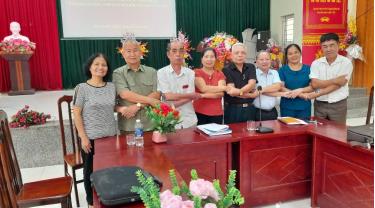 Ảnh: Các Chủ tịch Hội khuyến học trong cụm thi đua sau khi ký kết giao ước thi đua