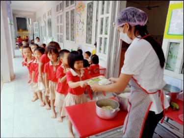 Ảnh: Cô giáo Mai Thị Thu cho trẻ ăn trưa tại lớp