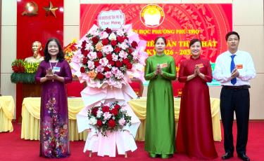 Lãnh đạo Hội Khuyến học tỉnh tặng hoa chúc mừng Đại hội