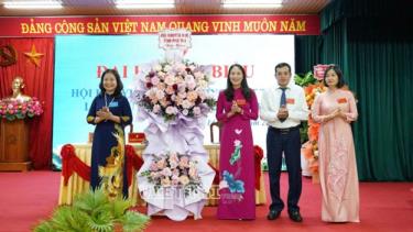 Đồng chí Đỗ Thị Thu Hồng, Phó Chủ tịch HKH tỉnh tặng hoa chúc mừng đại hội