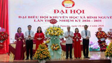 Đồng chí Trần Văn Thúy,  Phó chủ tịch Hội khuyến học tỉnh tặng hoa chúc mừng đại hội