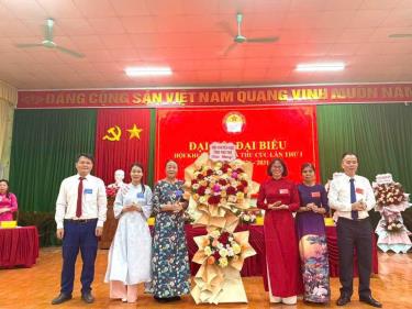 Nhà giáo ưu tú Nguyễn Thị Thành Chung, Phó Chủ tịch Hội Khuyến học tỉnh tặng hoa chúc mừng đại hội