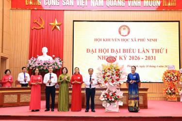 Nhà giáo ưu tú Nguyễn Thành Chung - Phó chủ tịch Hội khuyến học tỉnh tặng hoa chúc mừng đại hội