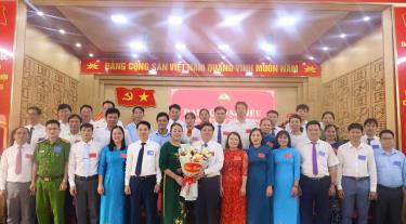 Lãnh đạo HKH tỉnh tặng hoa chúc mừng Đại hội