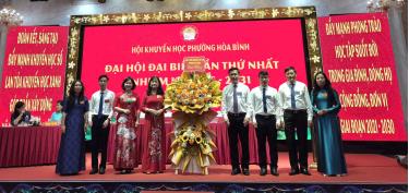 Các đồng chí lãnh đạo phường Hòa Bình tặng hoa chúc mừng đại hội