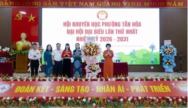 Đồng chí Nguyễn Thị Oanh – Chủ tịch Hội Khuyến học tỉnh Phú Thọ tặng hoa chúc mừng đại hội