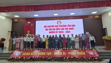 Đồng chí Nguyễn Thị Oanh – Chủ tịch Hội Khuyến học tỉnh Phú Thọ tặng hoa chúc mừng đại hội