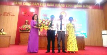 Đồng chí Đỗ Thị Thu Hồng, Phó Chủ tịch Hội khuyến học tỉnh Phú Thọ tặng hoa chúc mừng đại hội