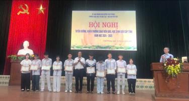 Ông Nguyễn Duy Nghĩa, Chủ tịch HKH huyện Cao Phong trao thưởng cho học sinh đoạt giải khuyến khích cấp tỉnh.