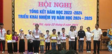 Hội khuyến học xã Kim Bôi tặng thưởng HS và GV có thành tích cao trong học tập